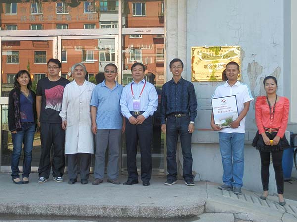 沈陽藥科大學部分師生和鄭州長城科工貿王總合影